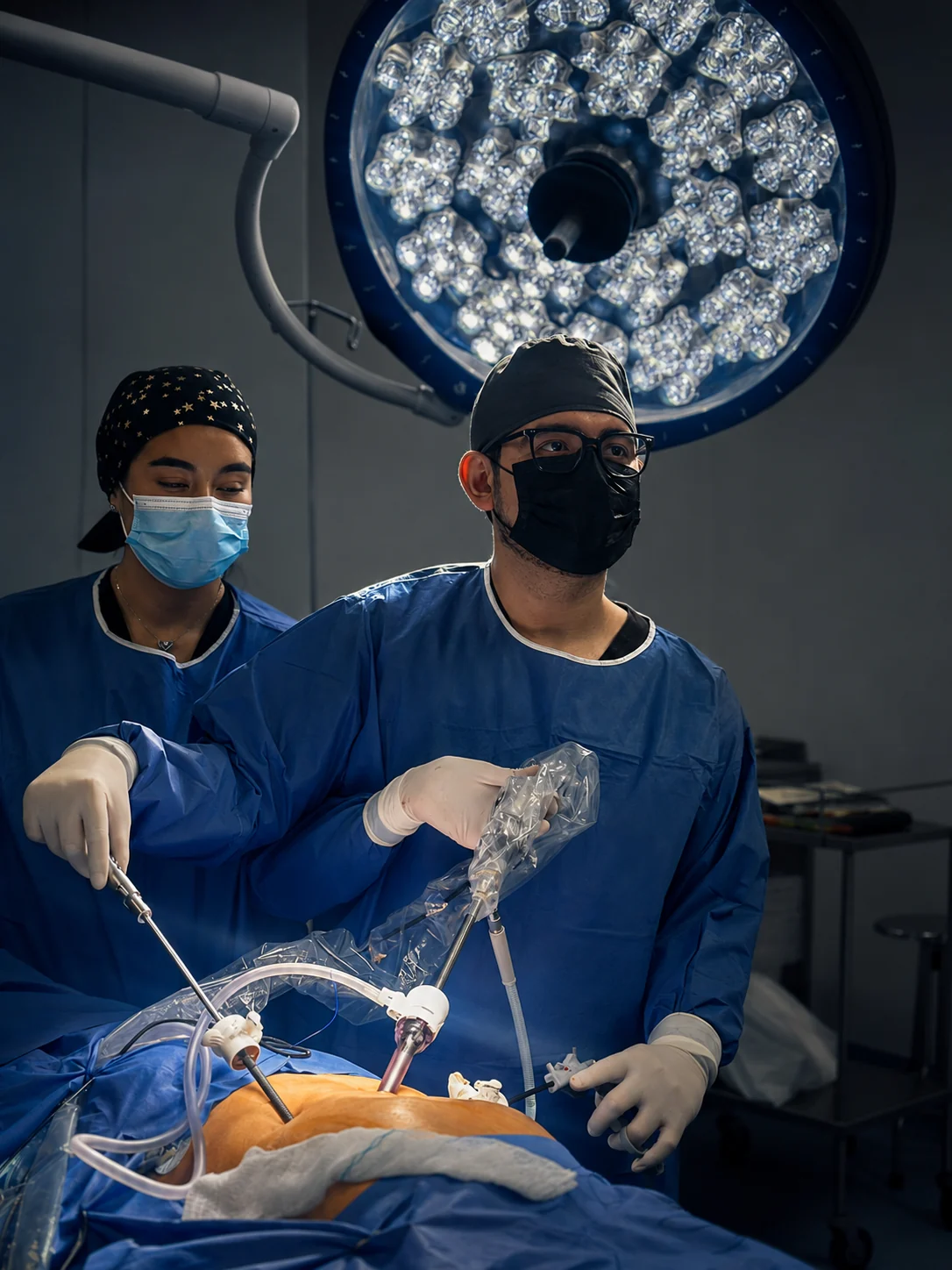 Equipo quirúrgico realizando cirugía laparoscópica avanzada